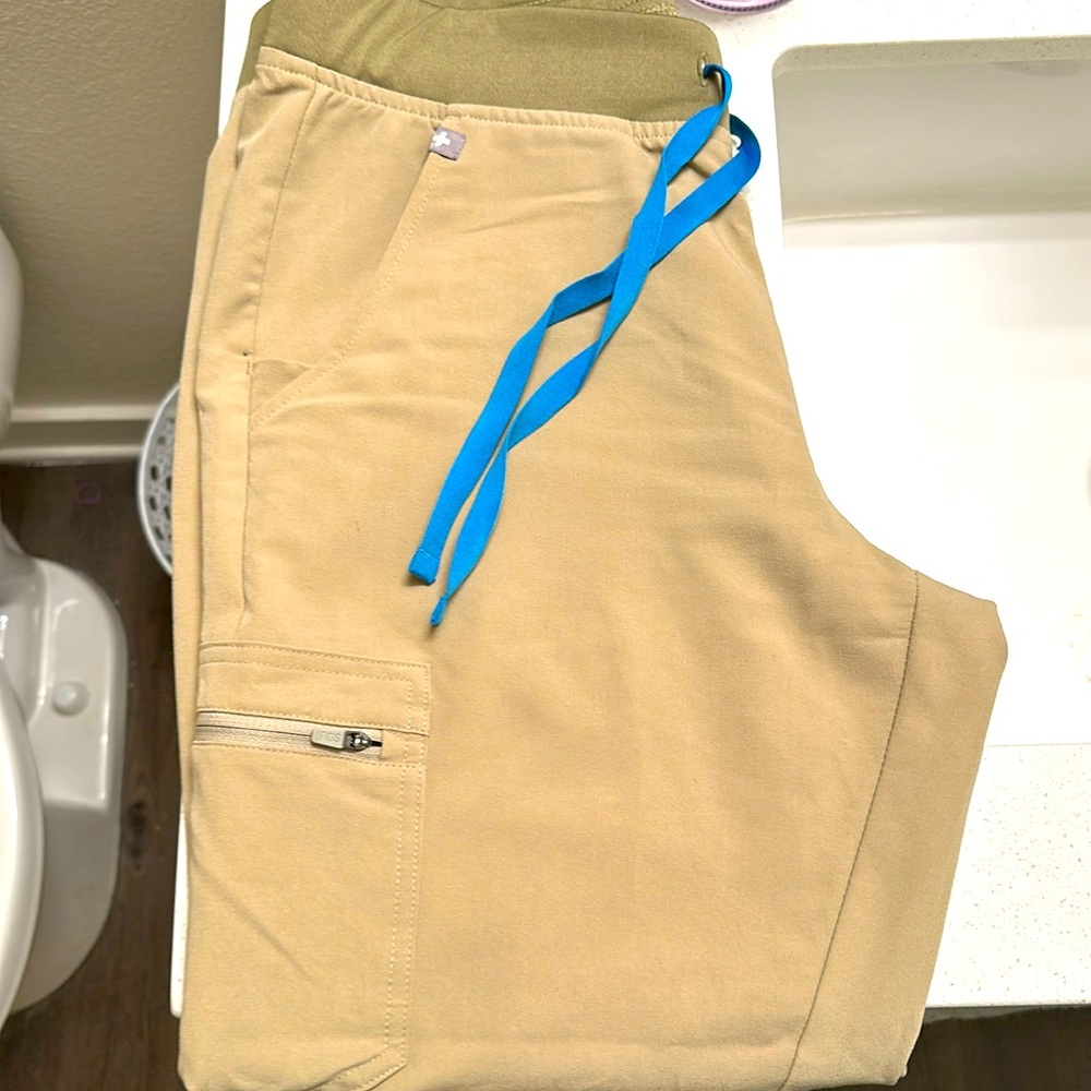 Figs Zamora size medium  jogger regular length  in Tan color